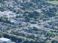 Vue aérienne d'un quartier résidentiel verdoyant, avec des maisons aux toits de tuiles rouges et des rues sinueuses. On aperçoit des chantiers, signe de développement, peut-être pour un nouveau plu à Niort.
