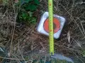 Marqueur de bornage pour le cadastre de Challans, mesuré avec un mètre ruban.
