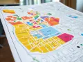 Carte PLU colorée, montrant la différence entre les zones. On y voit des rues et des bâtiments, avec des couleurs vives pour distinguer les zones.
