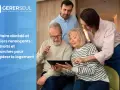 Famille discutant du transfert de bail suite au décès du locataire. Ils consultent des informations sur une tablette.