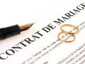 Plume et alliances sur un contrat de mariage, symbolisant une union et une récompense travaux d'amélioration.