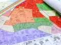 Plans colorés du cadastre de Libourne, avec une règle graduée. Zones résidentielles, industrielles et vertes délimitées.