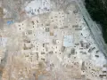 Vue aérienne d'un chantier de fouilles archéologiques à Plu Hasparren, révélant des structures et des trous de poteaux.