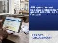 Une personne consulte sur tablette les conditions d'éligibilité à l'APL lorsqu'on est hébergé à titre gratuit.