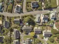 Vue aérienne d'un quartier résidentiel, avec des maisons aux toits sombres et des jardins verdoyants. Le cadastre noisy le sec révèle l'organisation des parcelles.