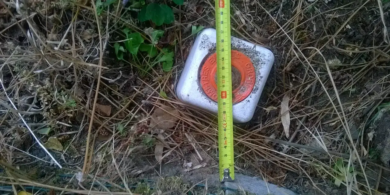 Marqueur de bornage pour le cadastre de Challans, mesuré avec un mètre ruban.