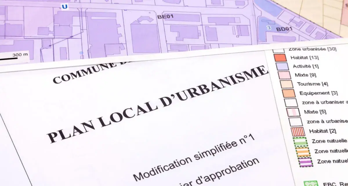 Plan local d'urbanisme d'Antibes, avec carte et légende détaillant les zones (habitat, activité, mixte, tourisme).