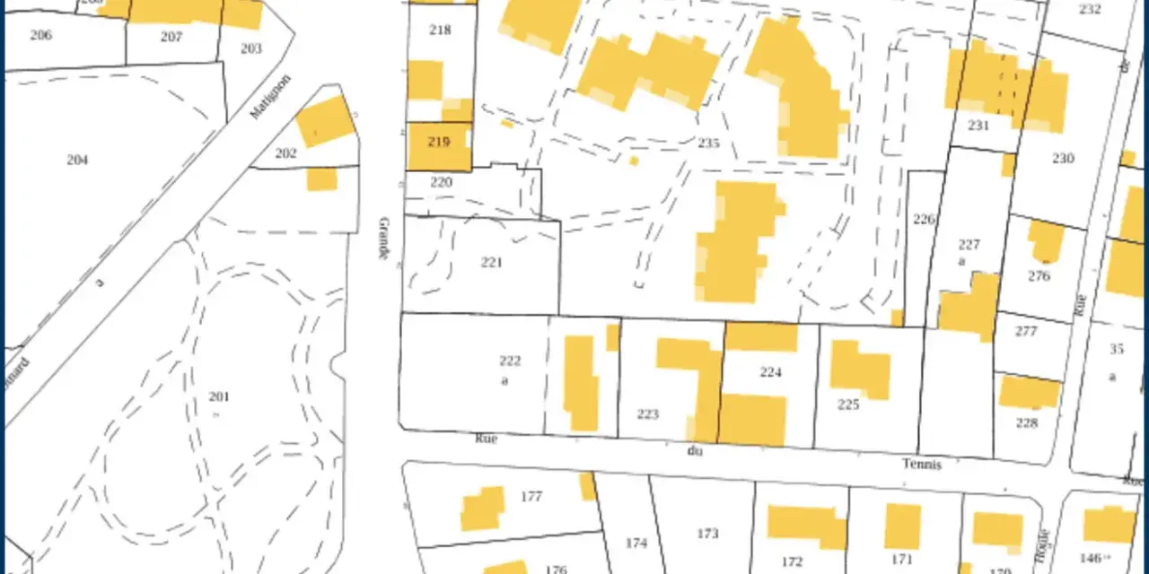 Extrait du cadastre de Dax, montrant des parcelles numérotées et des bâtiments en jaune, avec des noms de rues comme Matignon et Grande.