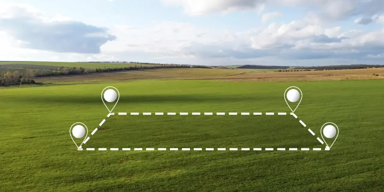 Champ verdoyant avec des repères pour délimiter une parcelle, évoquant le cadastre de Millau.