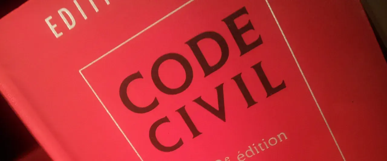 Livre rouge "Code Civil", 3e édition. Ce code régit la succession occupant à titre gratuit.