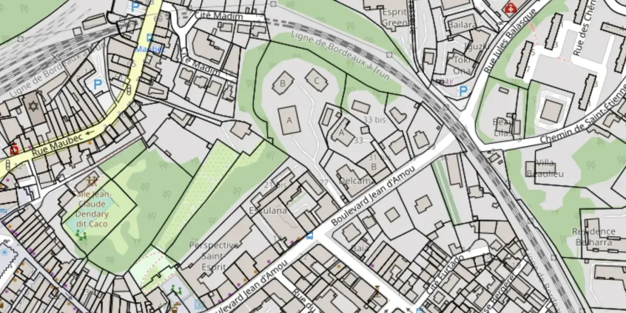 Plan de cadastre de Clermont-Ferrand, montrant des rues, des bâtiments et des espaces verts.