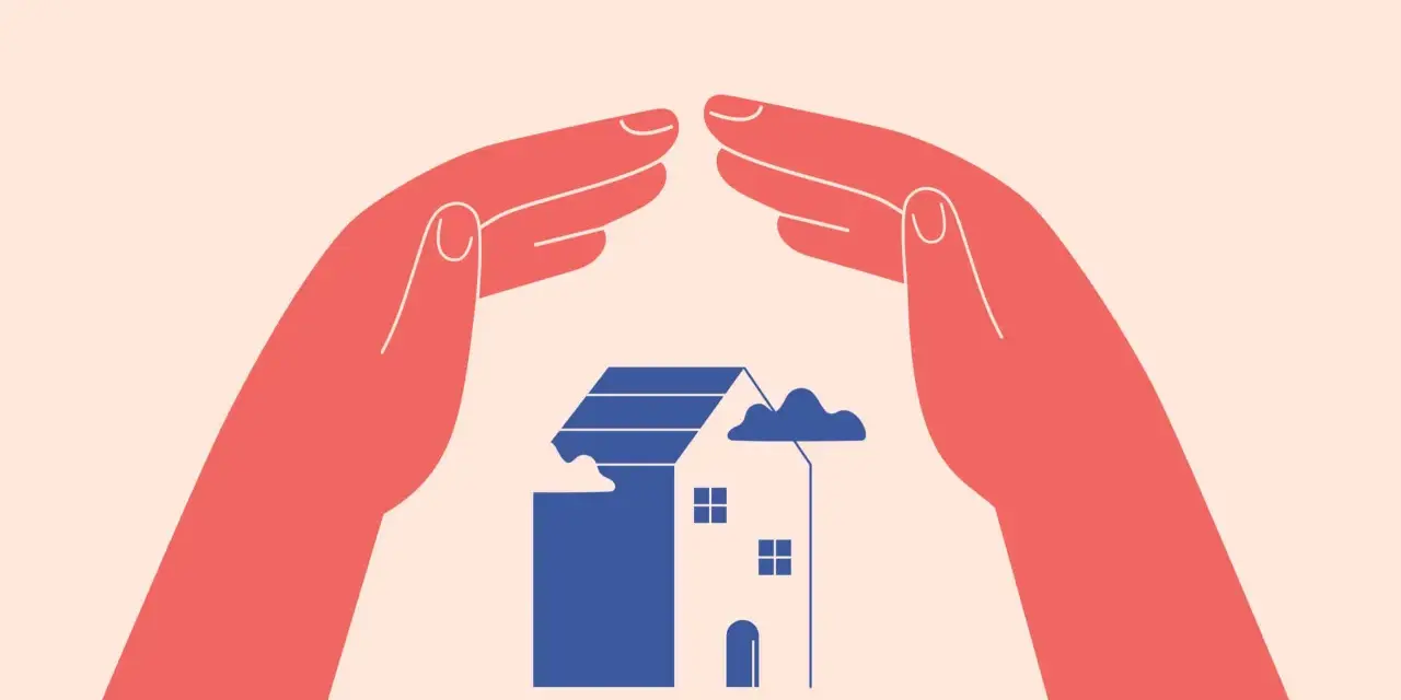 Mains protégeant une maison bleue, symbolisant la protection contre la nullité du congé pour reprise.