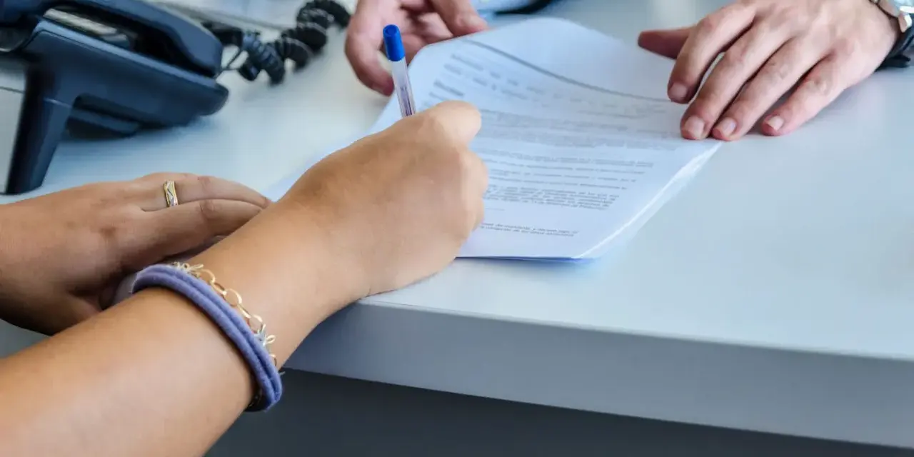 Signature d'un compromis de vente, remise en main propre du modèle.