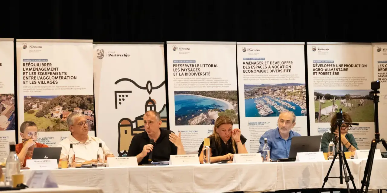 Des intervenants discutent du projet de PLU de Portivechju, axé sur l'aménagement du territoire, la préservation du littoral et le développement économique.