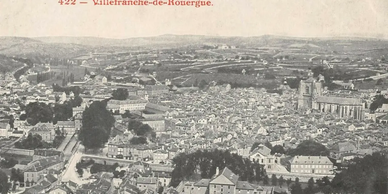Vue aérienne de Villefranche-de-Rouergue, montrant la densité des toits et la cathédrale. Un aperçu du cadastre de la ville.