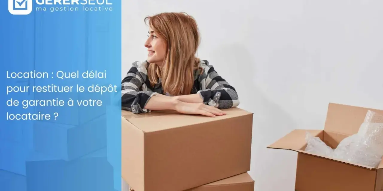 Une femme souriante près de cartons de déménagement. La question du délai de restitution du dépôt de garantie, conforme à l'article 22 de la loi n° 89-462 du 6 juillet 1989, est mise en avant.