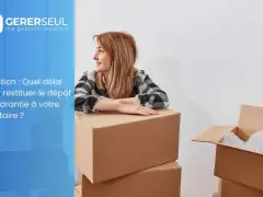 Une femme souriante près de cartons de déménagement. La question du délai de restitution du dépôt de garantie, conforme à l'article 22 de la loi n° 89-462 du 6 juillet 1989, est mise en avant.