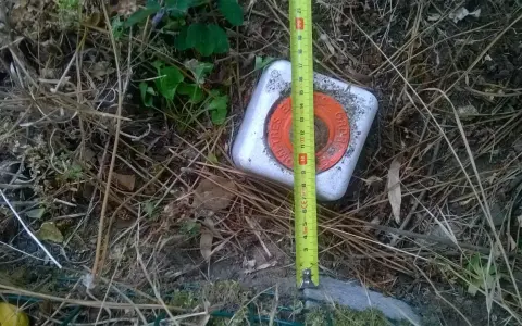 Marqueur de bornage pour le cadastre de Challans, mesuré avec un mètre ruban.