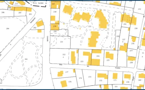 Extrait du cadastre de Dax, montrant des parcelles numérotées et des bâtiments en jaune, avec des noms de rues comme Matignon et Grande.
