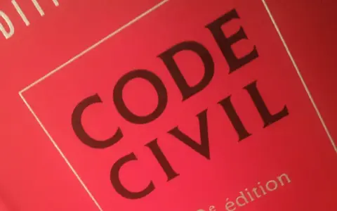 Livre rouge "Code Civil", 3e édition. Ce code régit la succession occupant à titre gratuit.
