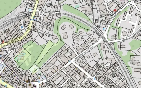 Plan de cadastre de Clermont-Ferrand, montrant des rues, des bâtiments et des espaces verts.