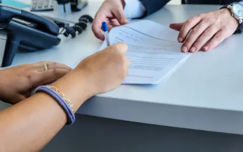 Signature d'un compromis de vente, remise en main propre du modèle.