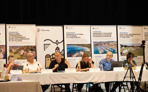 Des intervenants discutent du projet de PLU de Portivechju, axé sur l'aménagement du territoire, la préservation du littoral et le développement économique.