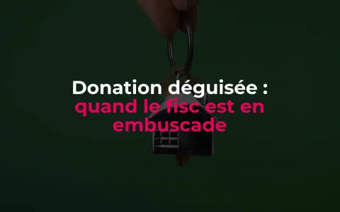 Une main tient un trousseau de clés avec un pendentif en forme de maison. Le texte "Donation déguisée : quand le fisc est en embuscade" apparaît en surimpression.