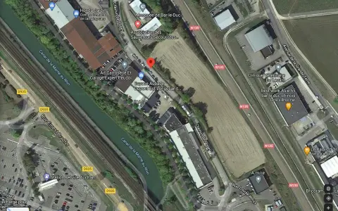 Vue aérienne de Bar-le-Duc : canal, route N135, bâtiments et terrains.
