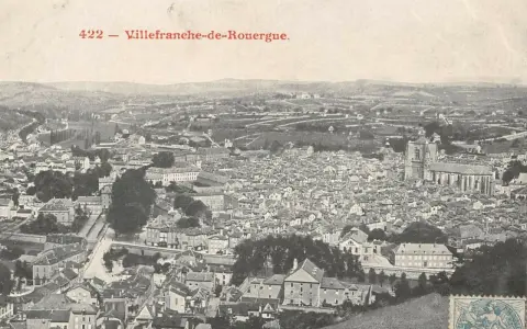 Vue aérienne de Villefranche-de-Rouergue, montrant la densité des toits et la cathédrale. Un aperçu du cadastre de la ville.