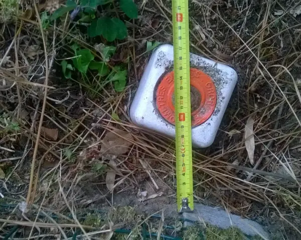Marqueur de bornage pour le cadastre de Challans, mesuré avec un mètre ruban.