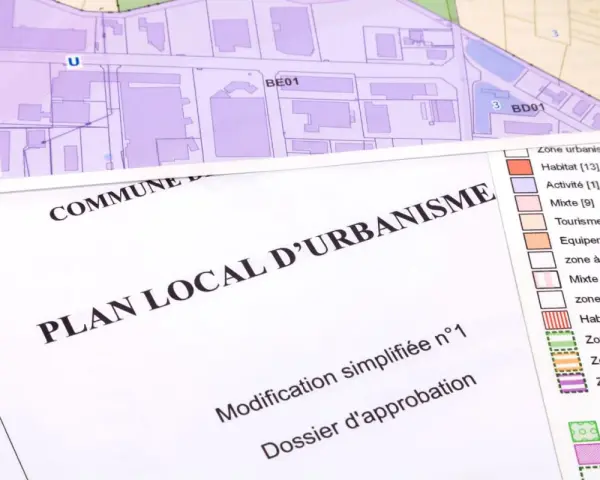 Plan local d'urbanisme d'Antibes, avec carte et légende détaillant les zones (habitat, activité, mixte, tourisme).
