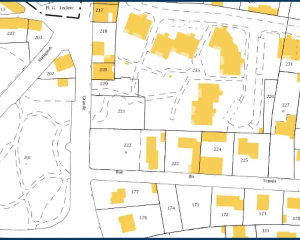 Extrait du cadastre de Dax, montrant des parcelles numérotées et des bâtiments en jaune, avec des noms de rues comme Matignon et Grande.
