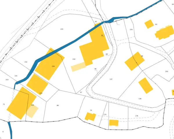 Extrait du cadastre de Lisieux, plan montrant des parcelles numérotées et des bâtiments en jaune, traversé par une rivière bleue.