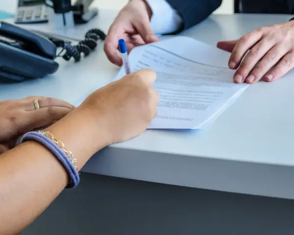 Signature d'un compromis de vente, remise en main propre du modèle.