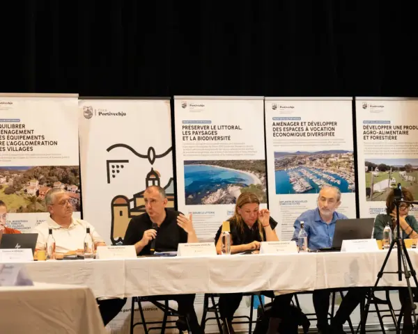 Des intervenants discutent du projet de PLU de Portivechju, axé sur l'aménagement du territoire, la préservation du littoral et le développement économique.