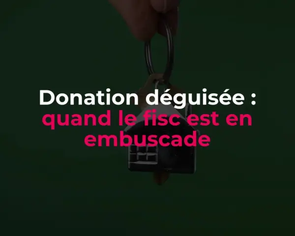 Une main tient un trousseau de clés avec un pendentif en forme de maison. Le texte "Donation déguisée : quand le fisc est en embuscade" apparaît en surimpression.