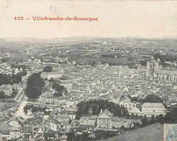 Vue aérienne de Villefranche-de-Rouergue, montrant la densité des toits et la cathédrale. Un aperçu du cadastre de la ville.