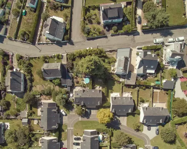 Vue aérienne d'un quartier résidentiel, avec des maisons aux toits sombres et des jardins verdoyants. Le cadastre noisy le sec révèle l'organisation des parcelles.