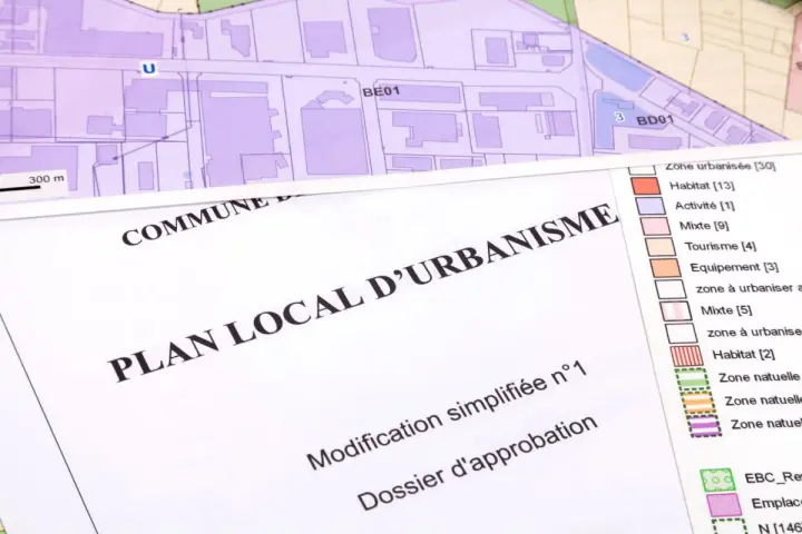 Plan local d'urbanisme d'Antibes, avec carte et légende détaillant les zones (habitat, activité, mixte, tourisme).
