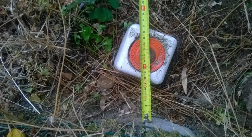 Marqueur de bornage pour le cadastre de Challans, mesuré avec un mètre ruban.