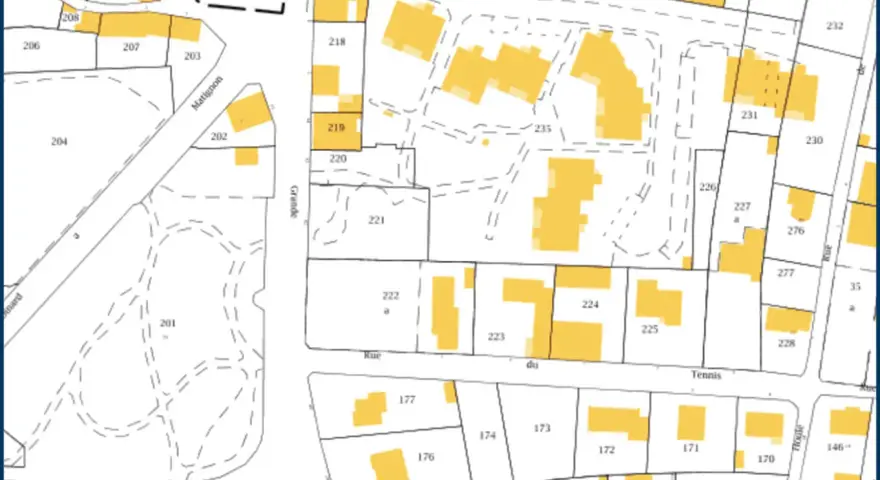 Extrait du cadastre de Dax, montrant des parcelles numérotées et des bâtiments en jaune, avec des noms de rues comme Matignon et Grande.