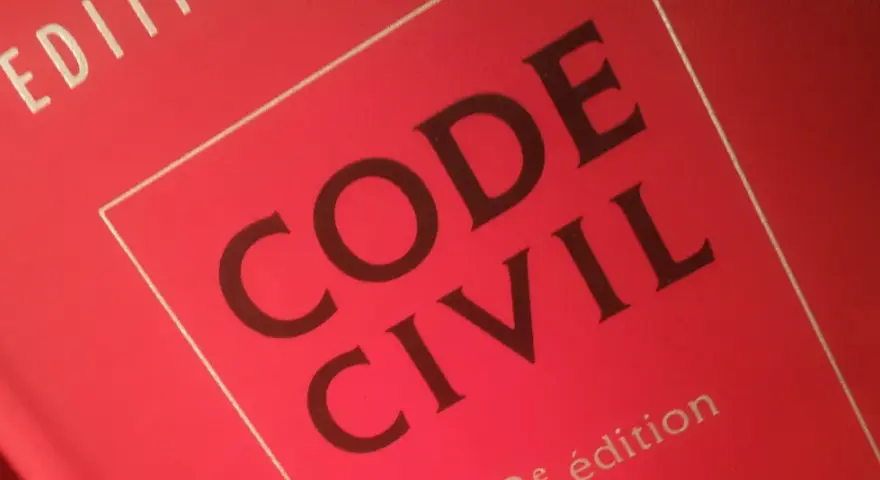 Livre rouge "Code Civil", 3e édition. Ce code régit la succession occupant à titre gratuit.