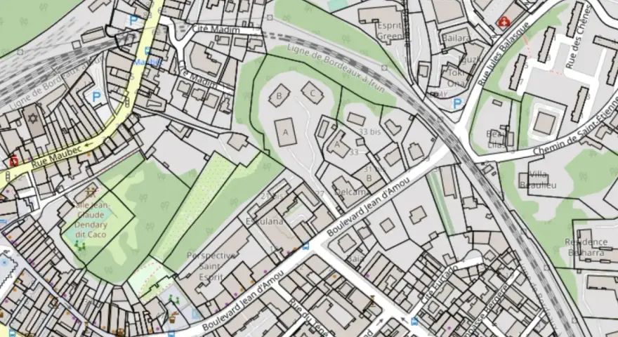 Plan de cadastre de Clermont-Ferrand, montrant des rues, des bâtiments et des espaces verts.
