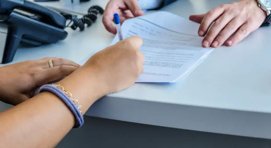 Signature d'un compromis de vente, remise en main propre du modèle.