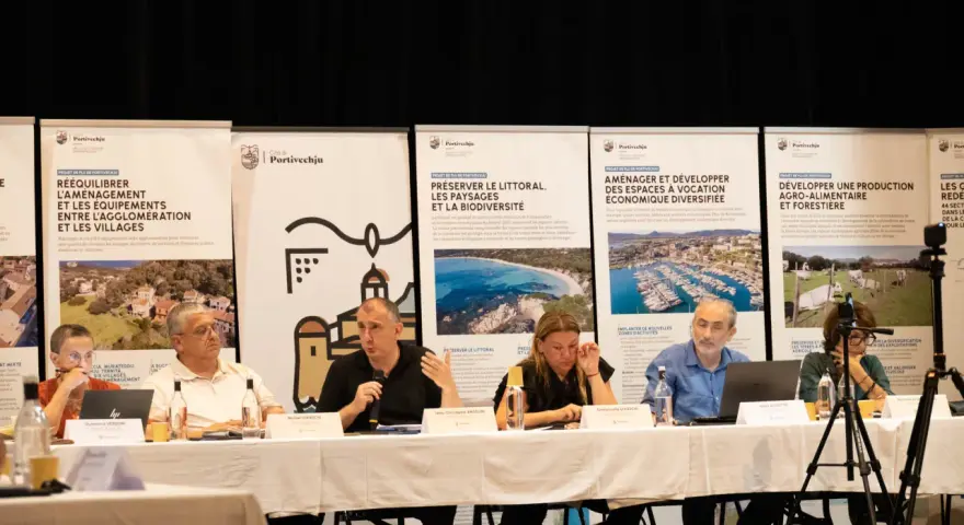Des intervenants discutent du projet de PLU de Portivechju, axé sur l'aménagement du territoire, la préservation du littoral et le développement économique.