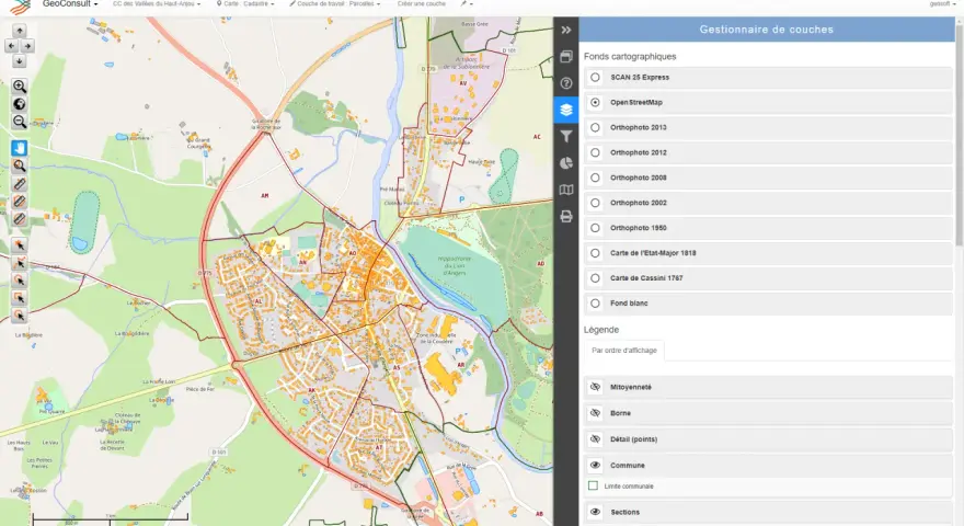 Carte du cadastre d'Issoire affichant les parcelles, les routes et les bâtiments. Le gestionnaire de couches permet de sélectionner différents fonds cartographiques.
