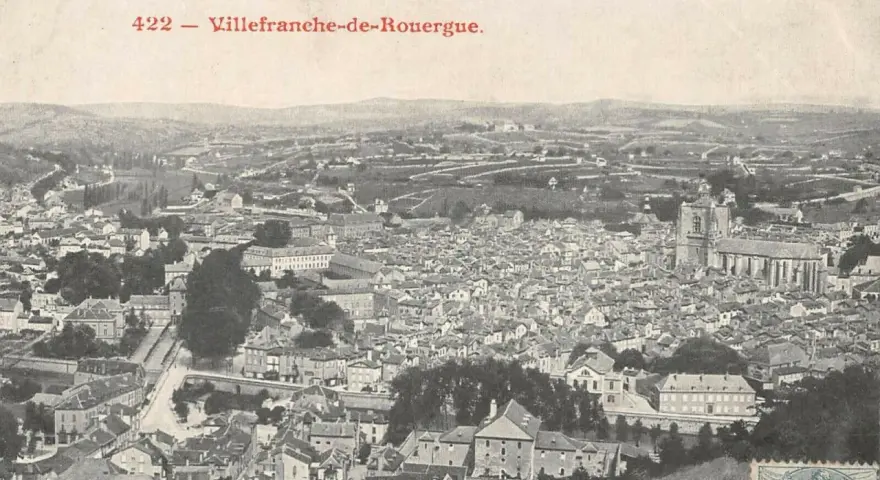 Vue aérienne de Villefranche-de-Rouergue, montrant la densité des toits et la cathédrale. Un aperçu du cadastre de la ville.