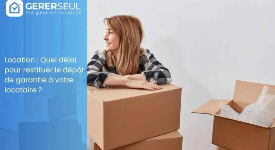 Une femme souriante près de cartons de déménagement. La question du délai de restitution du dépôt de garantie, conforme à l'article 22 de la loi n° 89-462 du 6 juillet 1989, est mise en avant.