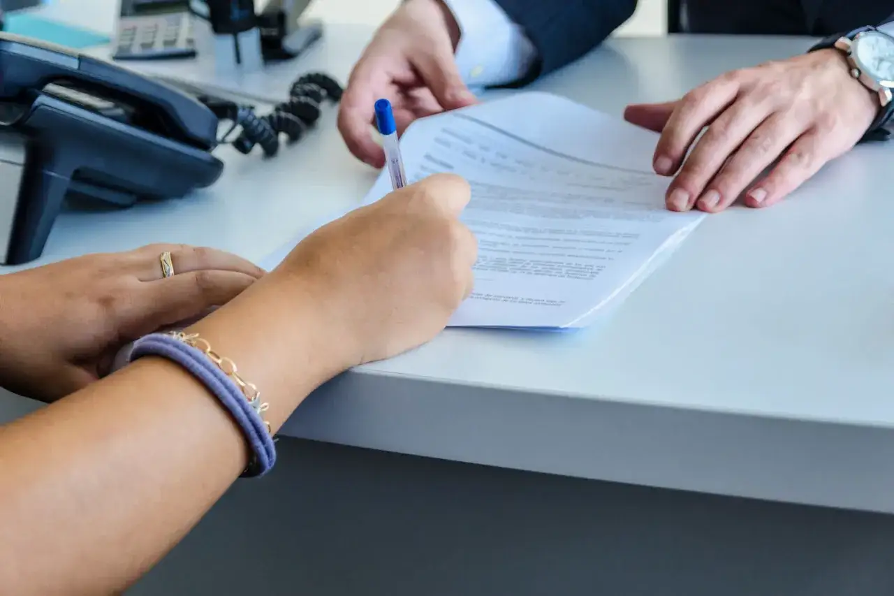 Signature d'un compromis de vente, remise de documents en main propre.